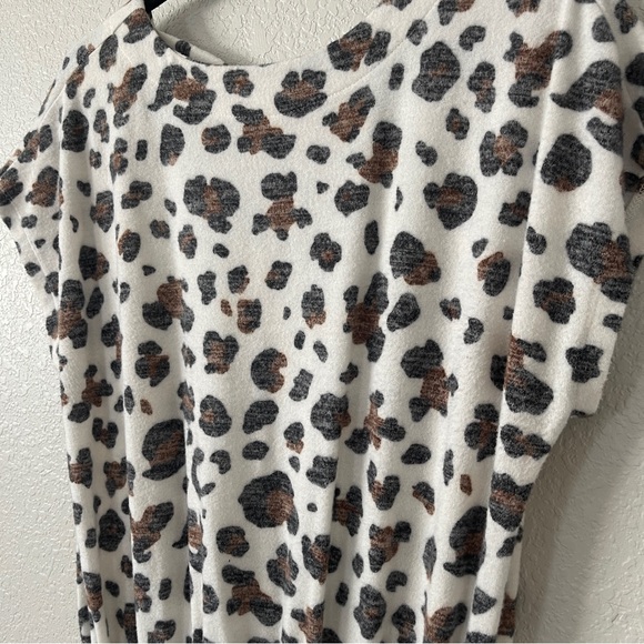 LuLaRoe Leopard Cheetah XS Isla Cross Back Dress Dolman Sleeves Hacci round hem - Picture 3 of 9